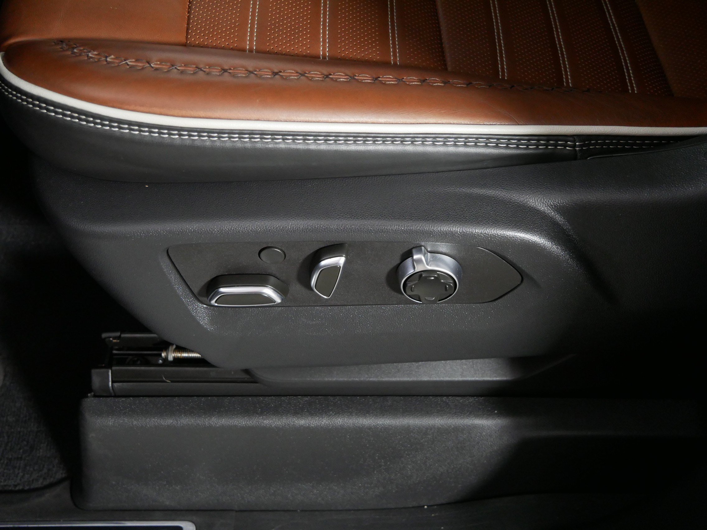 Used 2023 White Frost Tricoat GMC Denali Ultimate image 20