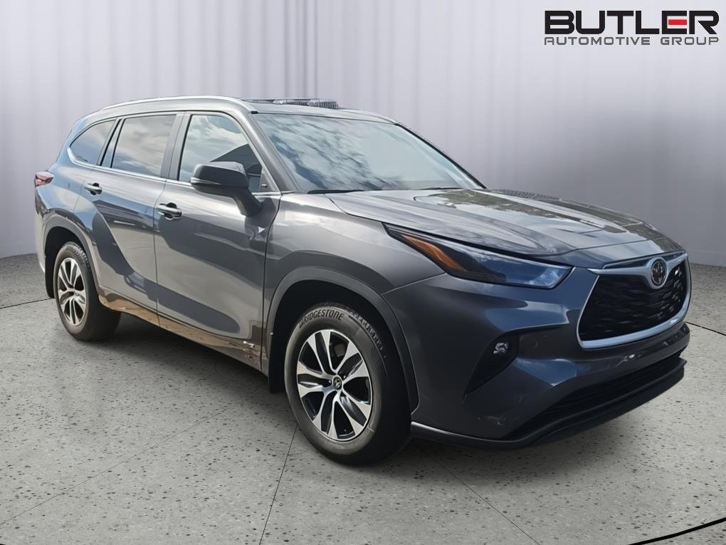 Used 2025 Magnetic Gray Metallic Toyota XLE image 2