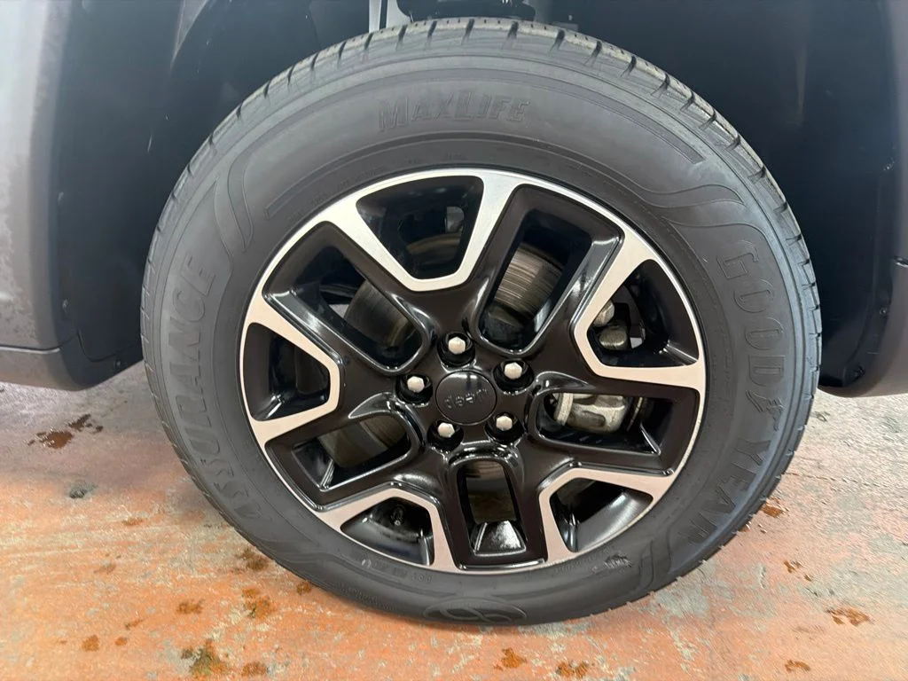 Used 2019 White Clearcoat Jeep Trailhawk image 11