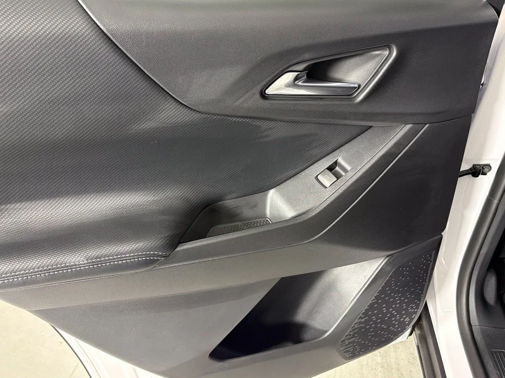 New 2027 Summit White Chevrolet LT image 40