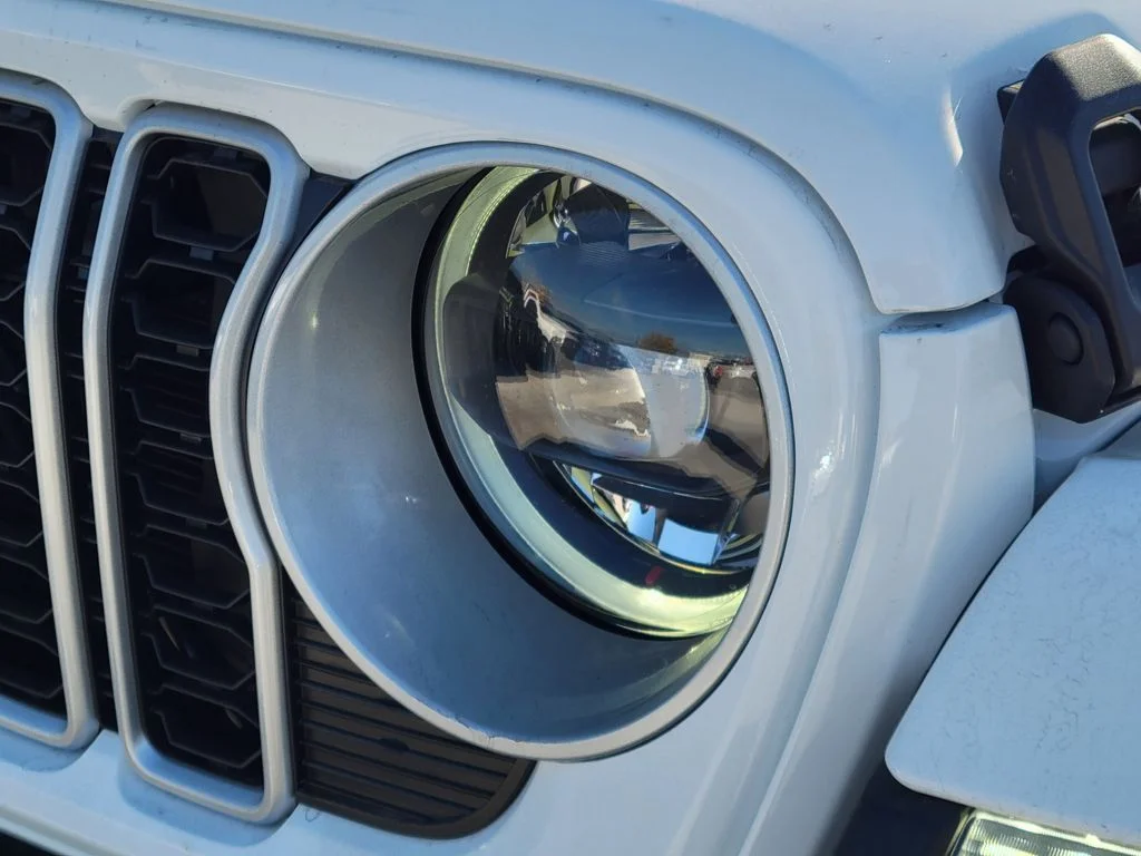 New 2026 Bright White Clear-Coat Exterior Paint Jeep Sahara image 21