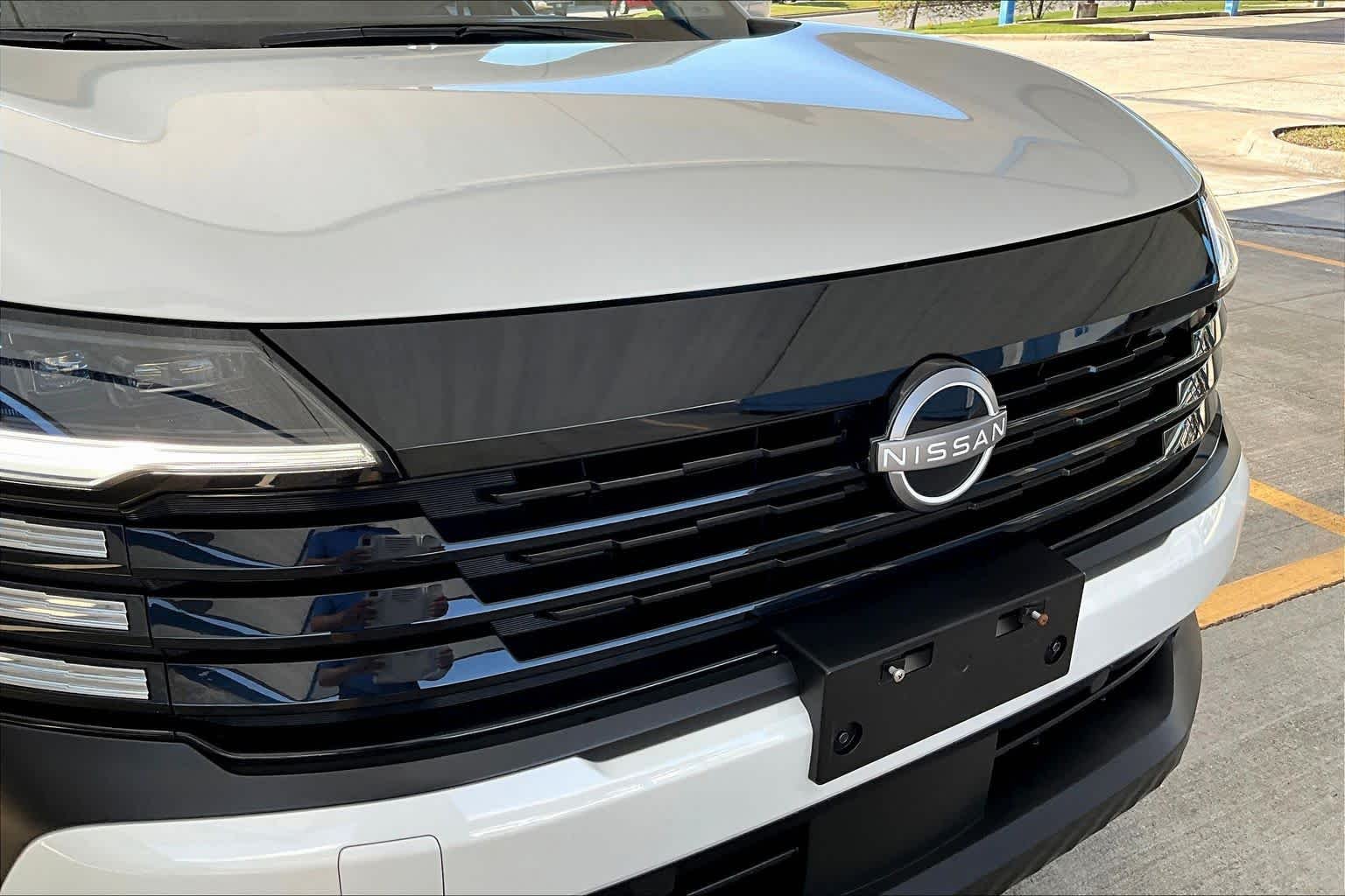 Used 2025 Aspen White Tricoat Nissan SV image 58