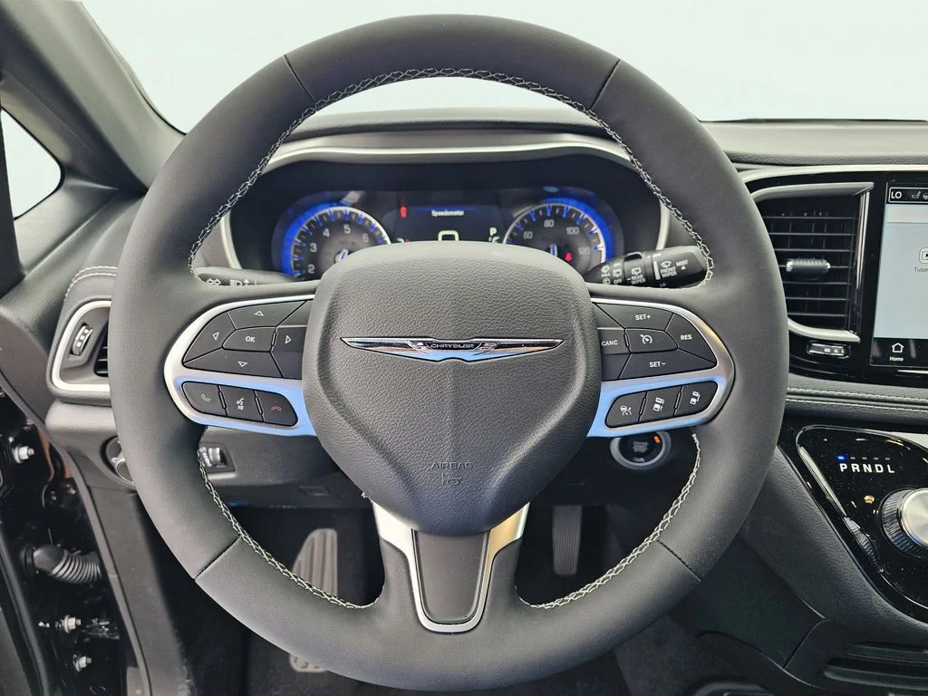 New 2026 Diamond Black Crystal Pearl-Coat Exterior Paint Chrysler Select image 19