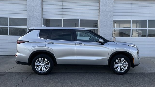 2025 Mitsubishi Outlander ES