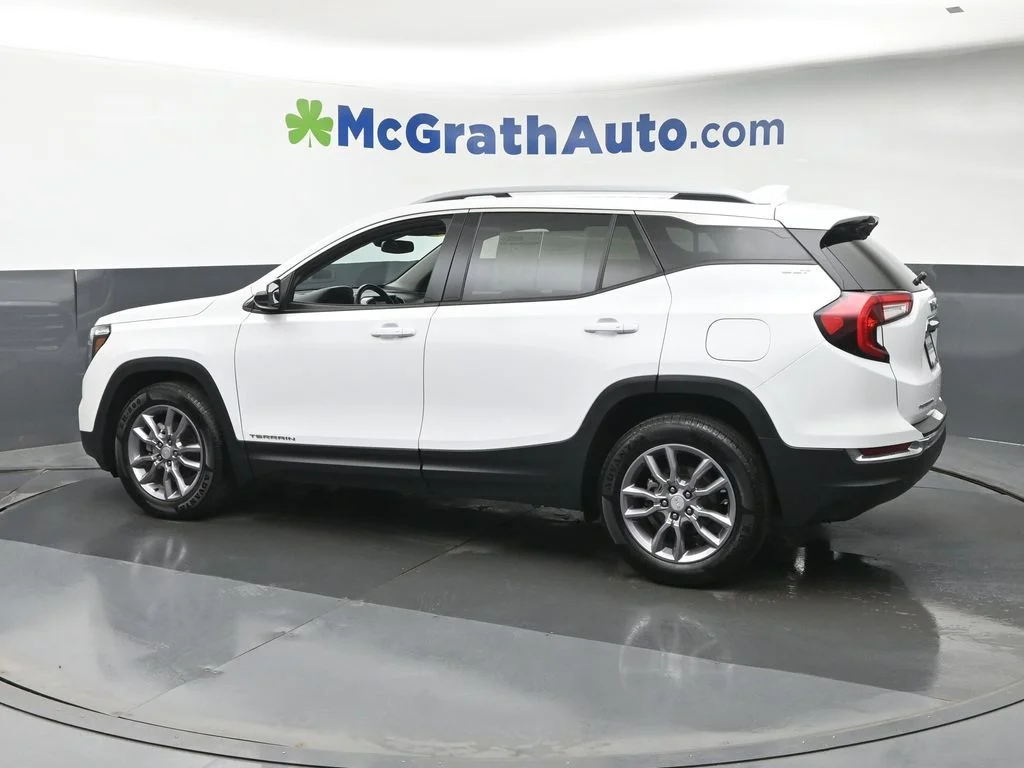 Used 2023 White GMC SLT image 24