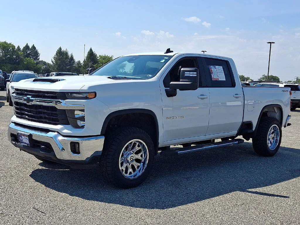 Used 2025 Summit White Chevrolet LT image 6