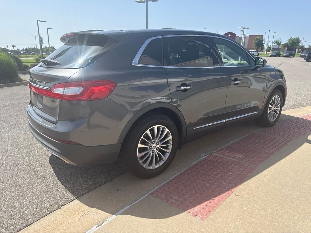 Used 2018 Gray Lincoln Select image 3