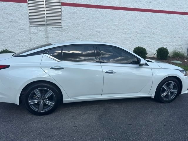 Used 2022 White Nissan 2.5 SL image 8