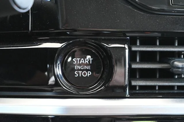 Used 2025 White Nissan Platinum image 31
