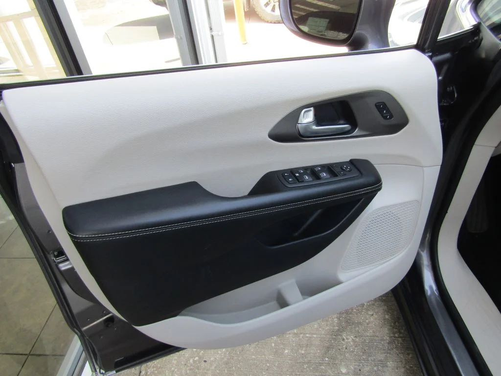 Used 2021 Gray Chrysler Touring L image 23