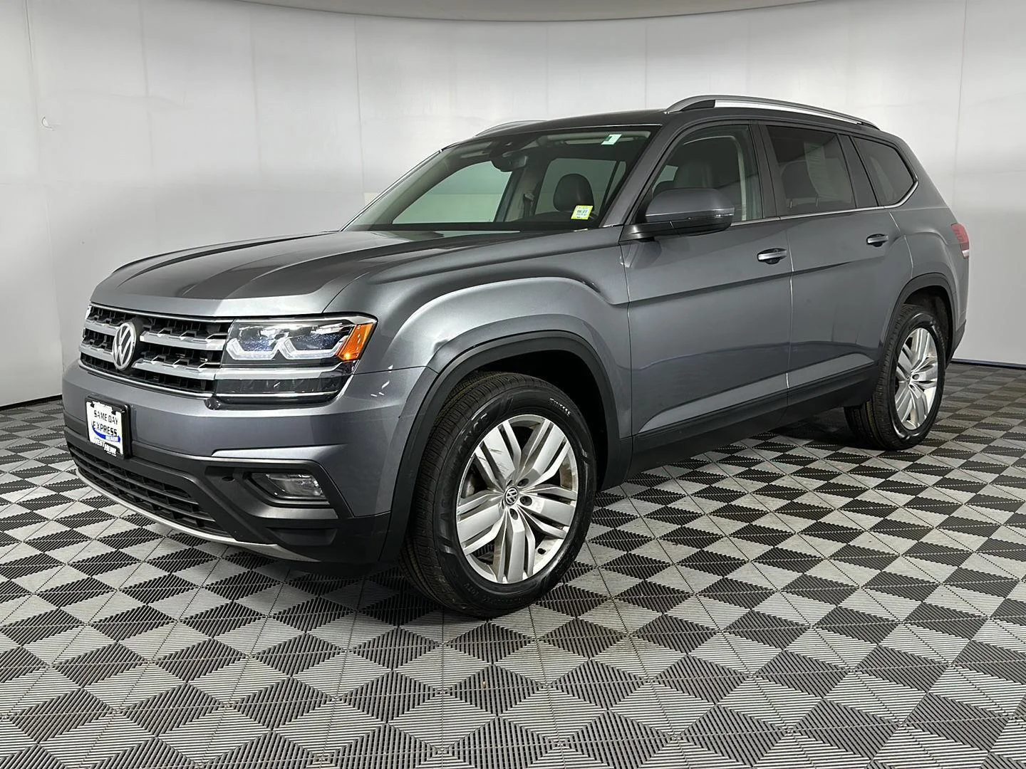 Used 2019 Platinum Gray Metallic Volkswagen 3.6L V6 SE image 3