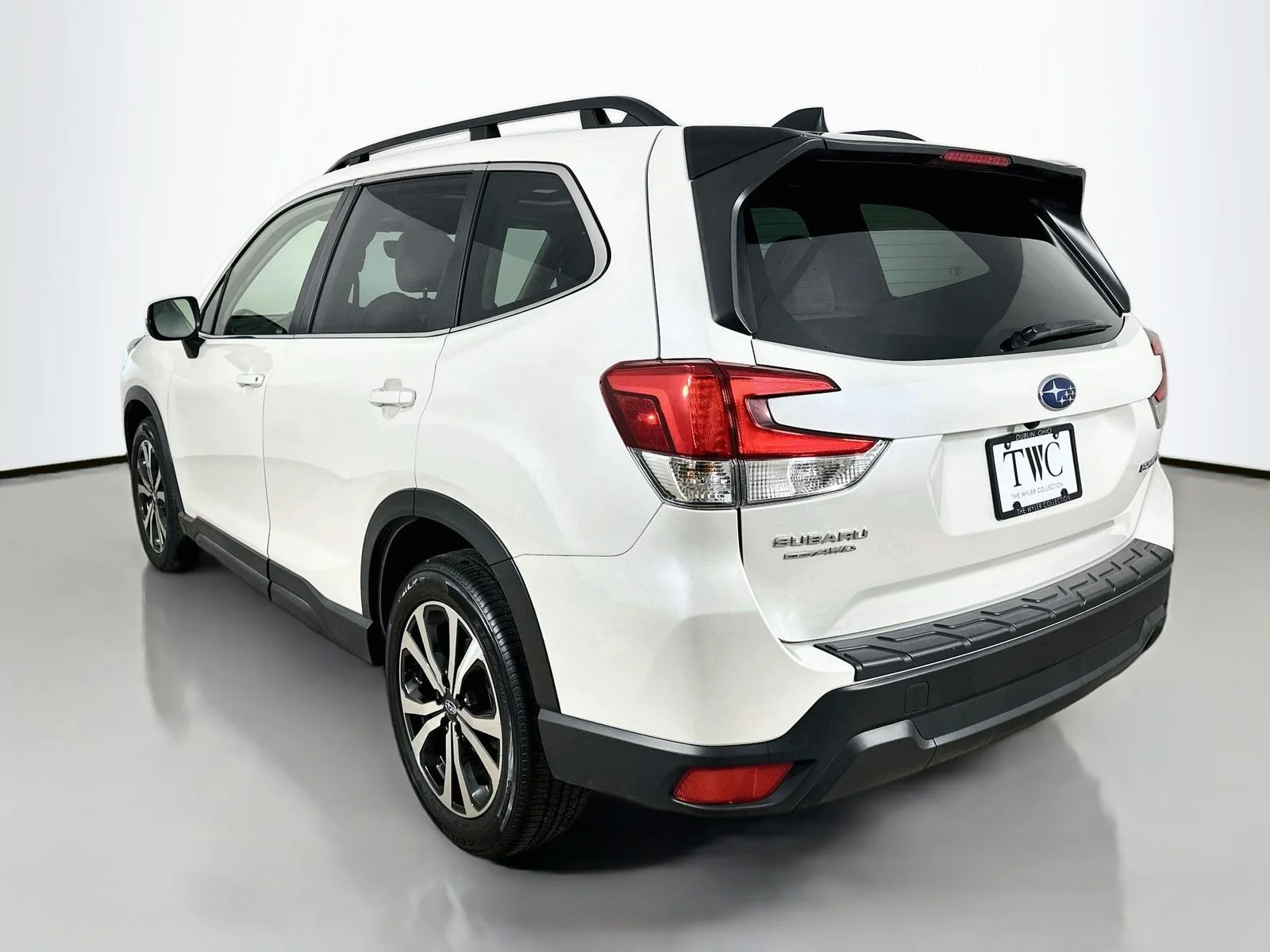 Used 2024 White Subaru  image 7