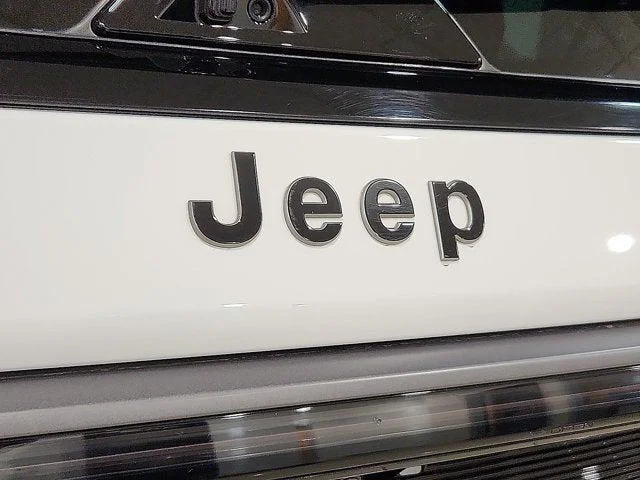 New 2026 Bright White Clear-Coat Exterior Paint Jeep Summit Obsidian image 5
