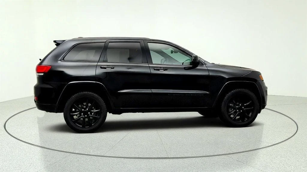 Used 2022 Diamond Black Crystal Pearlcoat Jeep Laredo X 4x2 image 4