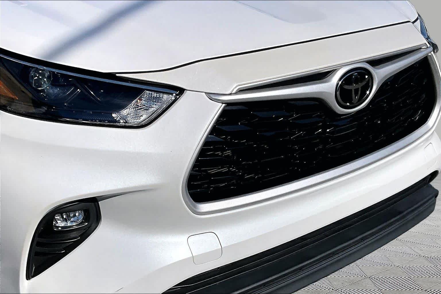 Used 2023 Wind Chill Pearl Toyota LE image 30