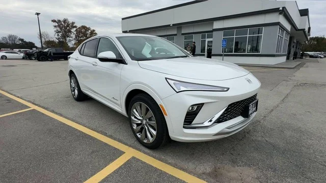 Used 2025 White Frost Tricoat Buick FWD 4dr Avenir image 2
