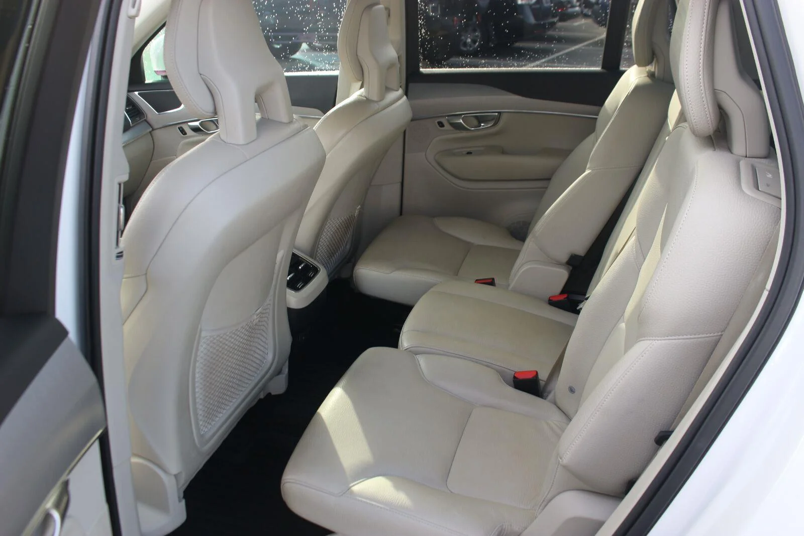 Used 2021  Volvo Momentum image 30