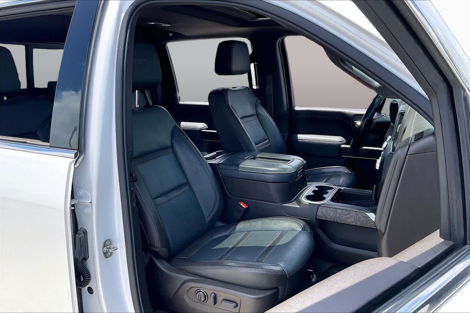 Used 2022 White Frost Tricoat GMC Denali image 8