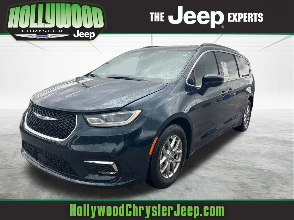 2021 Chrysler Pacifica Touring's photo