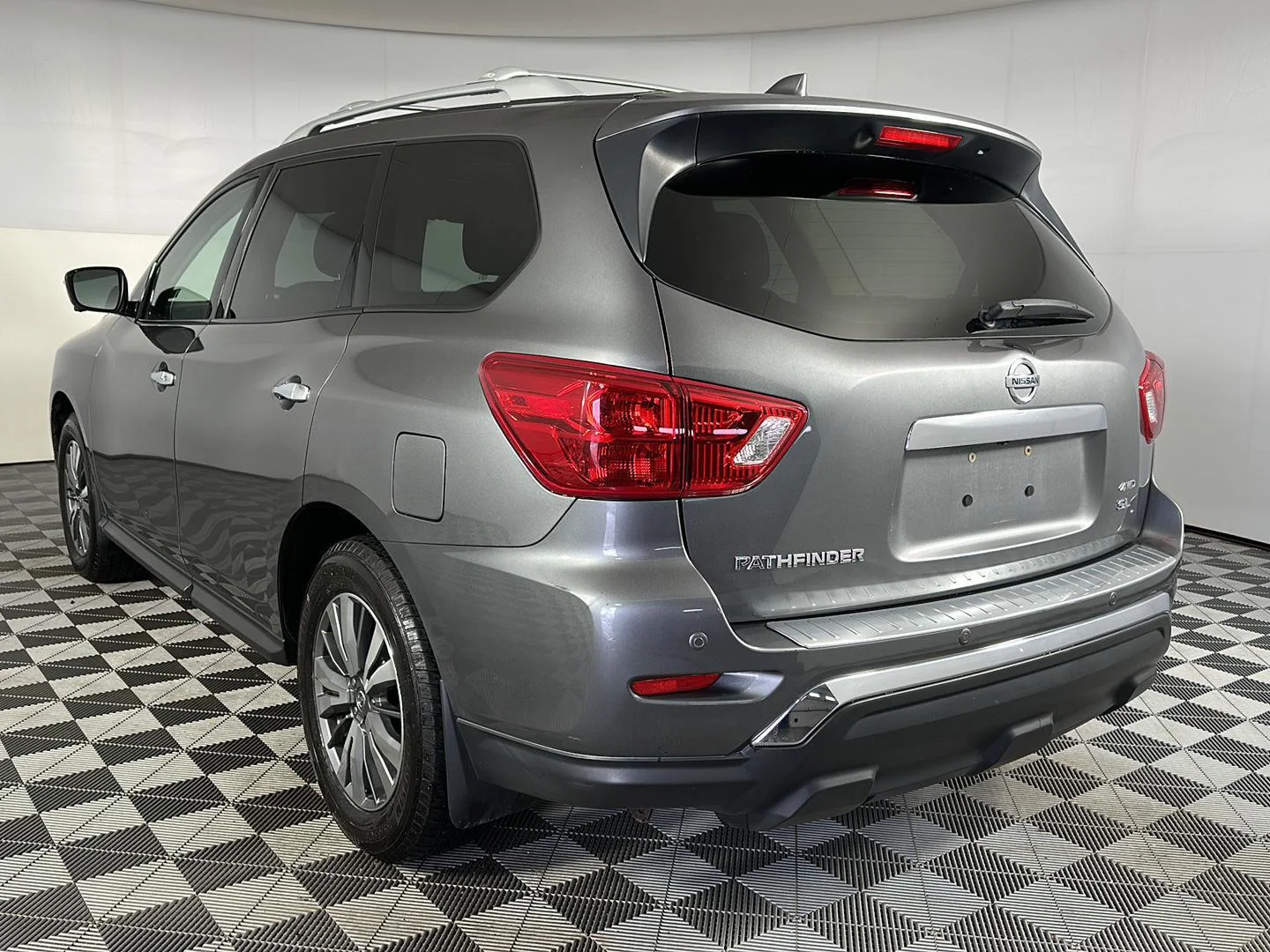Used 2020 Gun Metallic Nissan SL image 27