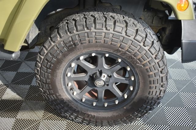 Used 2013 Green Jeep Unlimited Sahara image 12