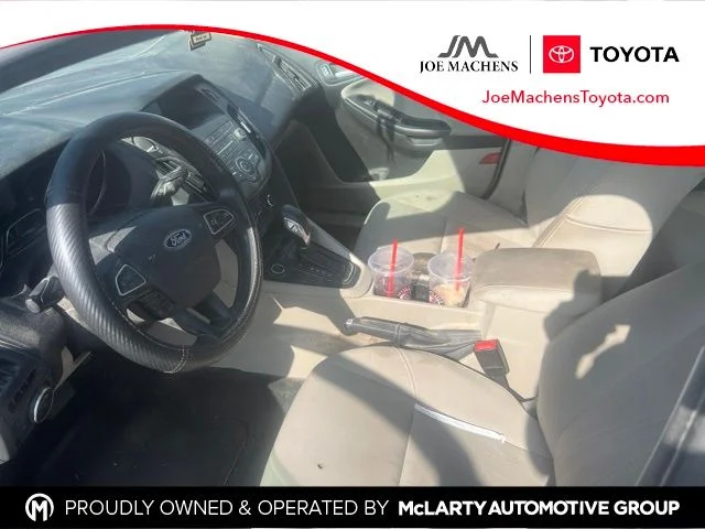 Used 2018 Gold Ford SE image 1