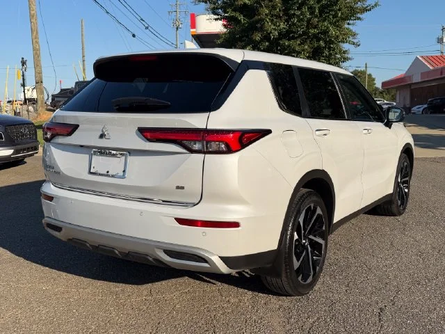 Used 2023 White Diamond Mitsubishi SE image 5