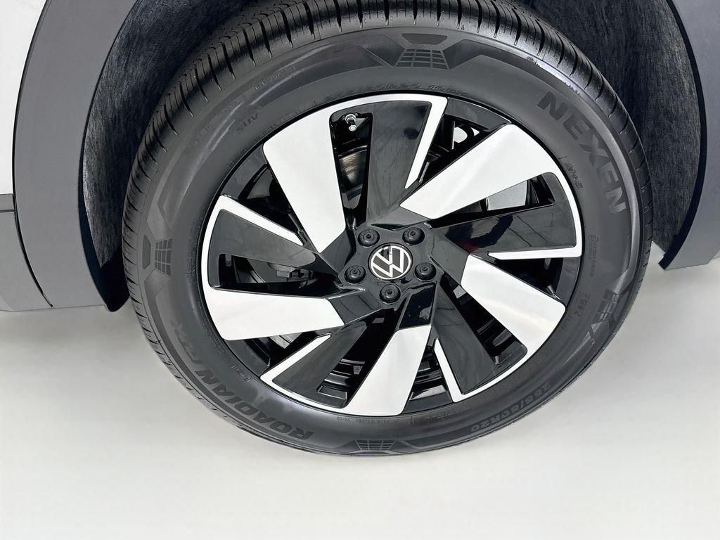 New 2026 Silver Mist Metallic Volkswagen SE w/Technology image 30