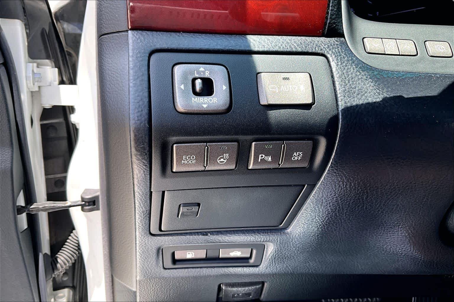 Used 2012 Starfire Pearl Lexus  image 33