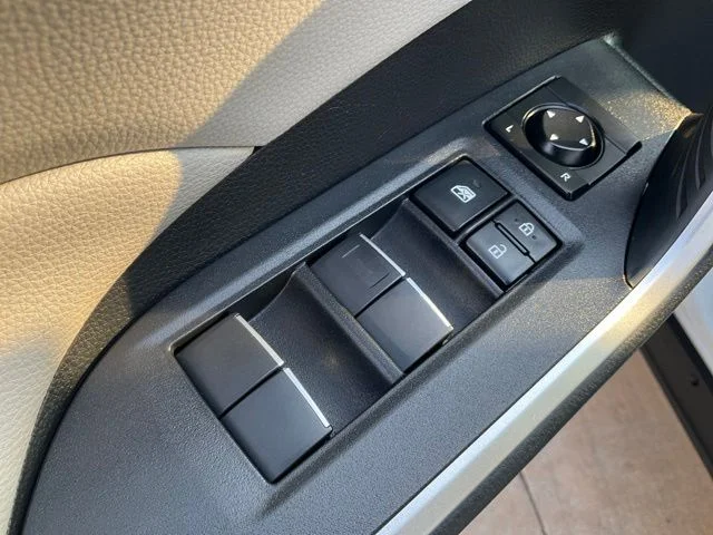 Used 2019 White Toyota XLE Premium image 6