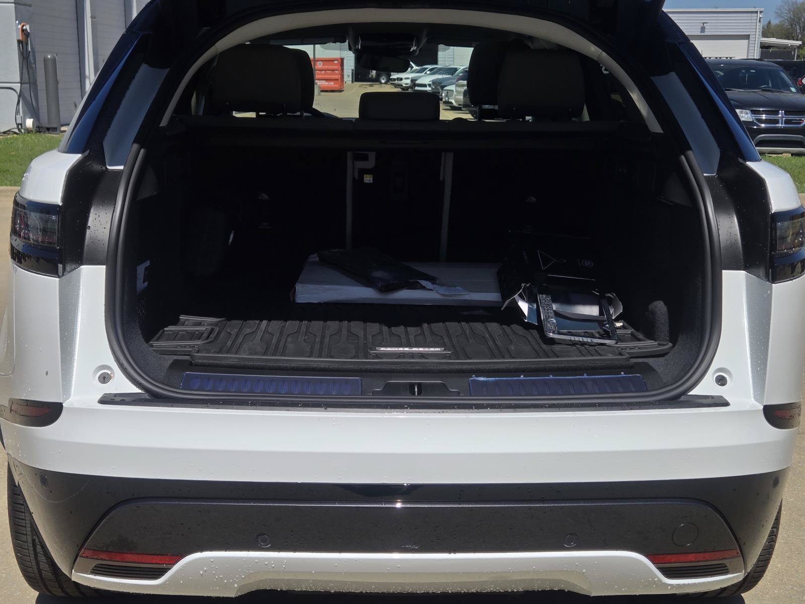 Used 2025 Fuji White Land Rover Dynamic SE image 10
