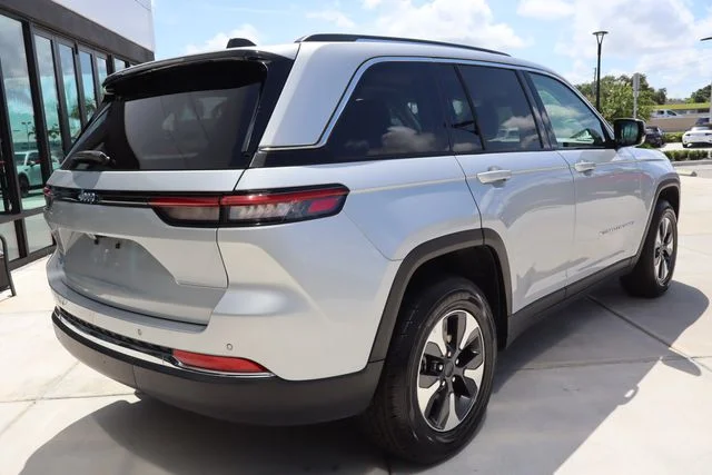 Used 2024 Silver Jeep 4xe image 3