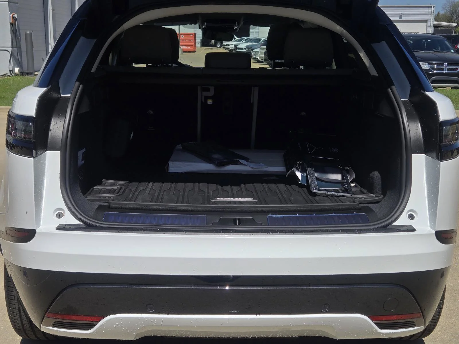 Certified Used 2025 Fuji White Land Rover Dynamic SE image 10