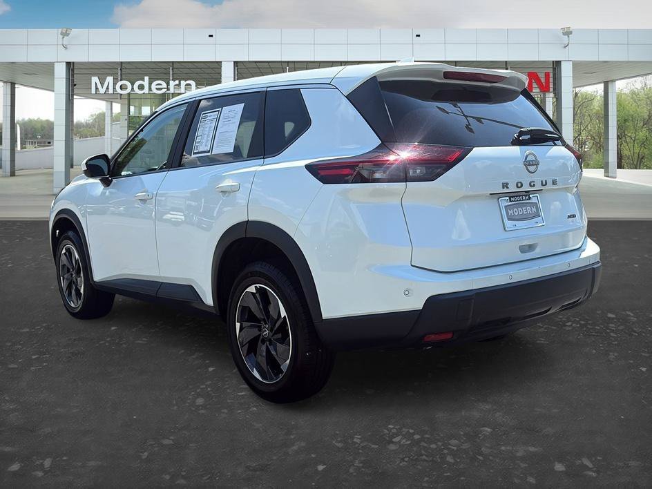 Used 2025 Everest White Pearl Nissan SV image 3