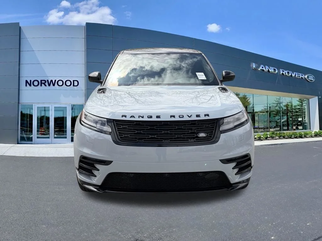 New 2026 Arroios Grey Land Rover Dynamic SE image 2