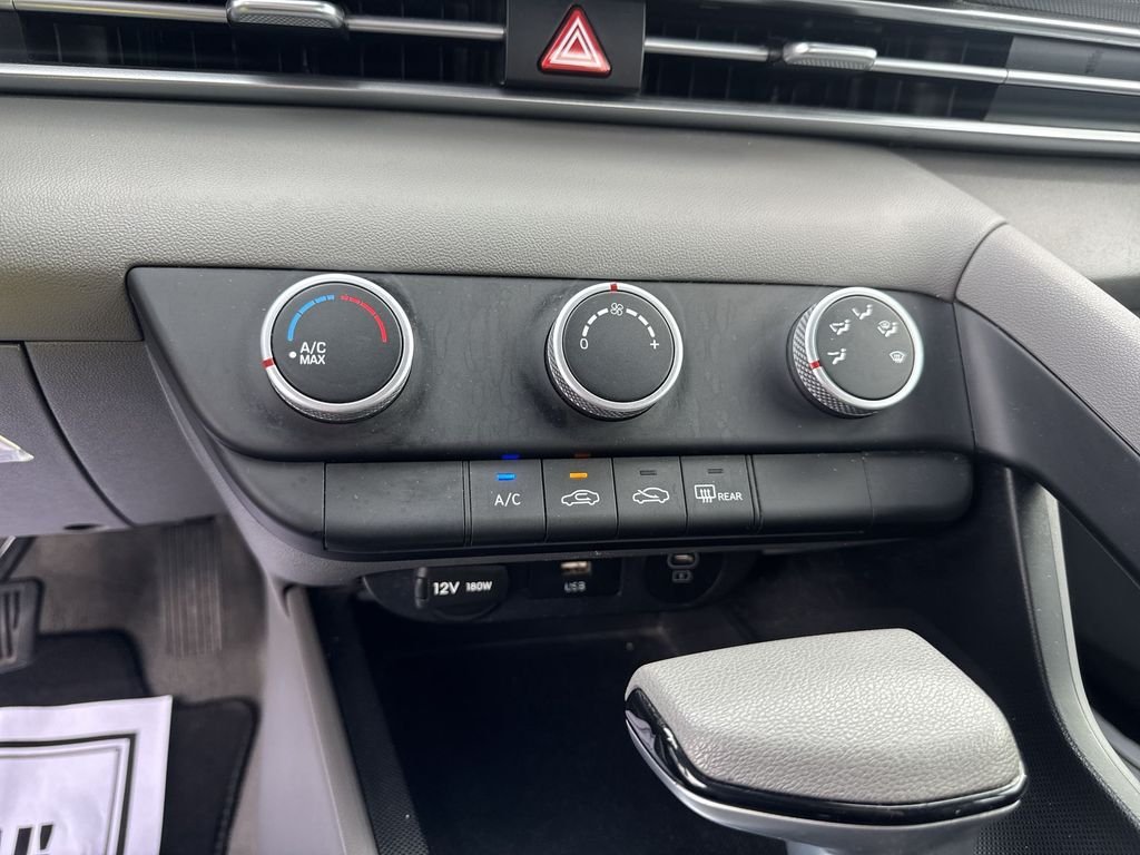 Used 2024 Black Hyundai SE image 19