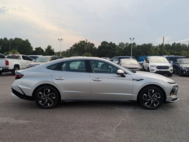 Used 2025 Silver Hyundai SEL image 6
