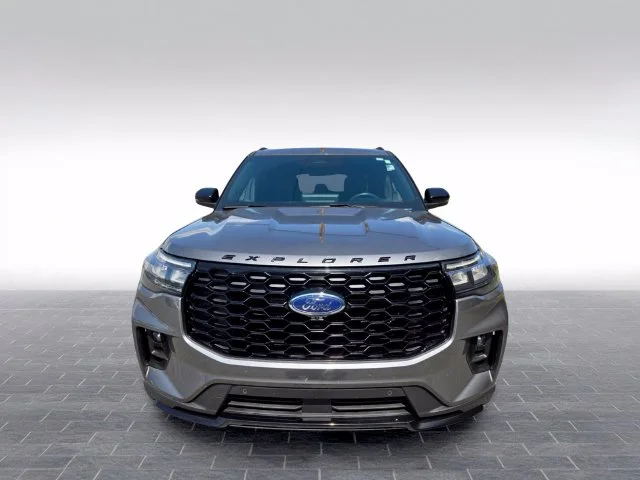 Used 2025 Gray Ford ST-Line image 2