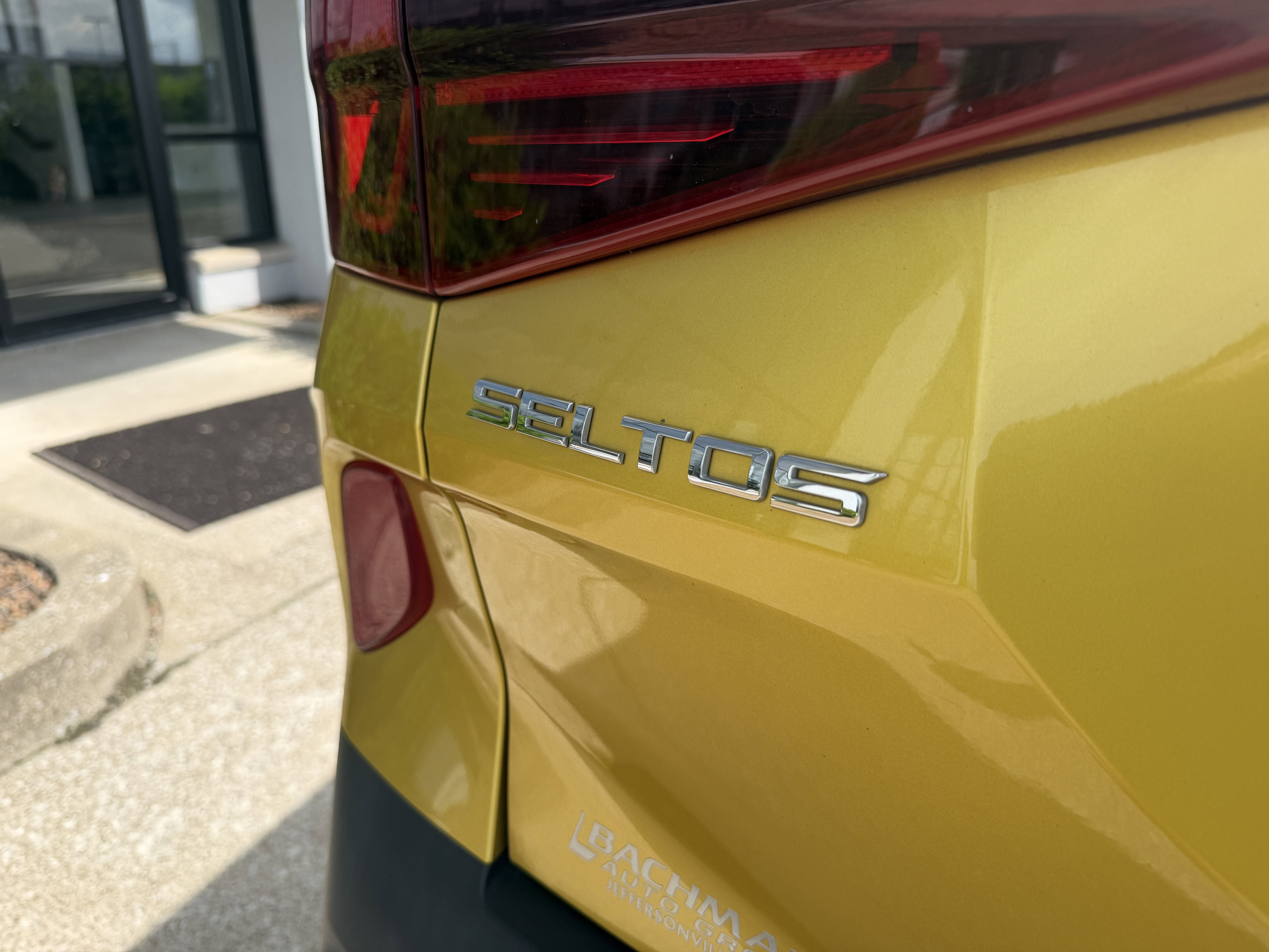 Used 2021 Starbright Yellow Kia SX image 10