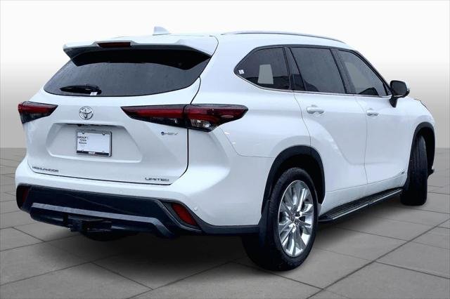 Certified Used 2025 WIND CHILL PEARL Toyota  image 13