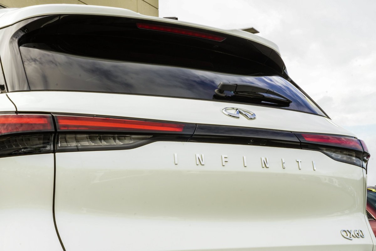 Used 2023 White INFINITI LUXE image 14