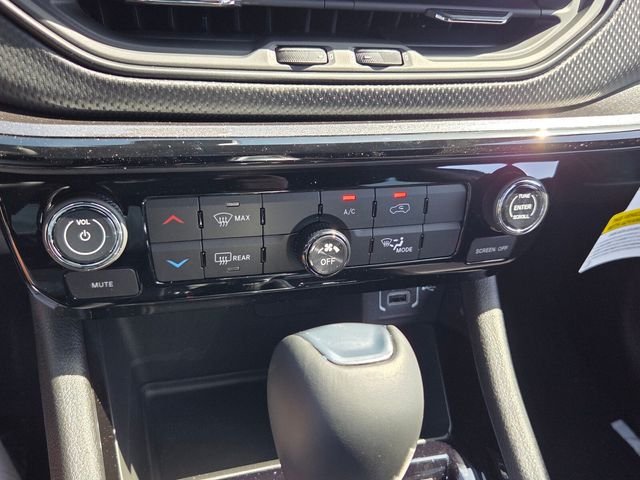 New 2026 Hydro Blue Pearl-Coat Exterior Paint Jeep Latitude image 21
