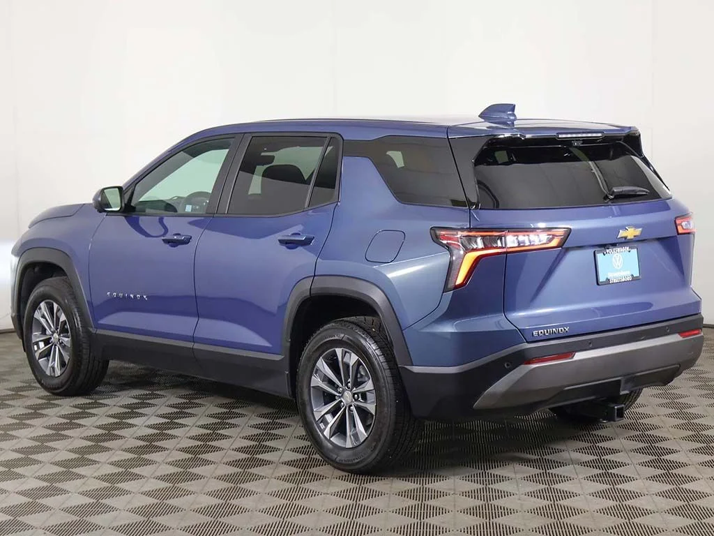 Used 2025 Lakeshore Blue Chevrolet LT image 10