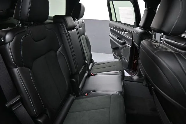 New 2026 Velvet Red Pearl-Coat Exterior Paint Jeep Altitude image 25