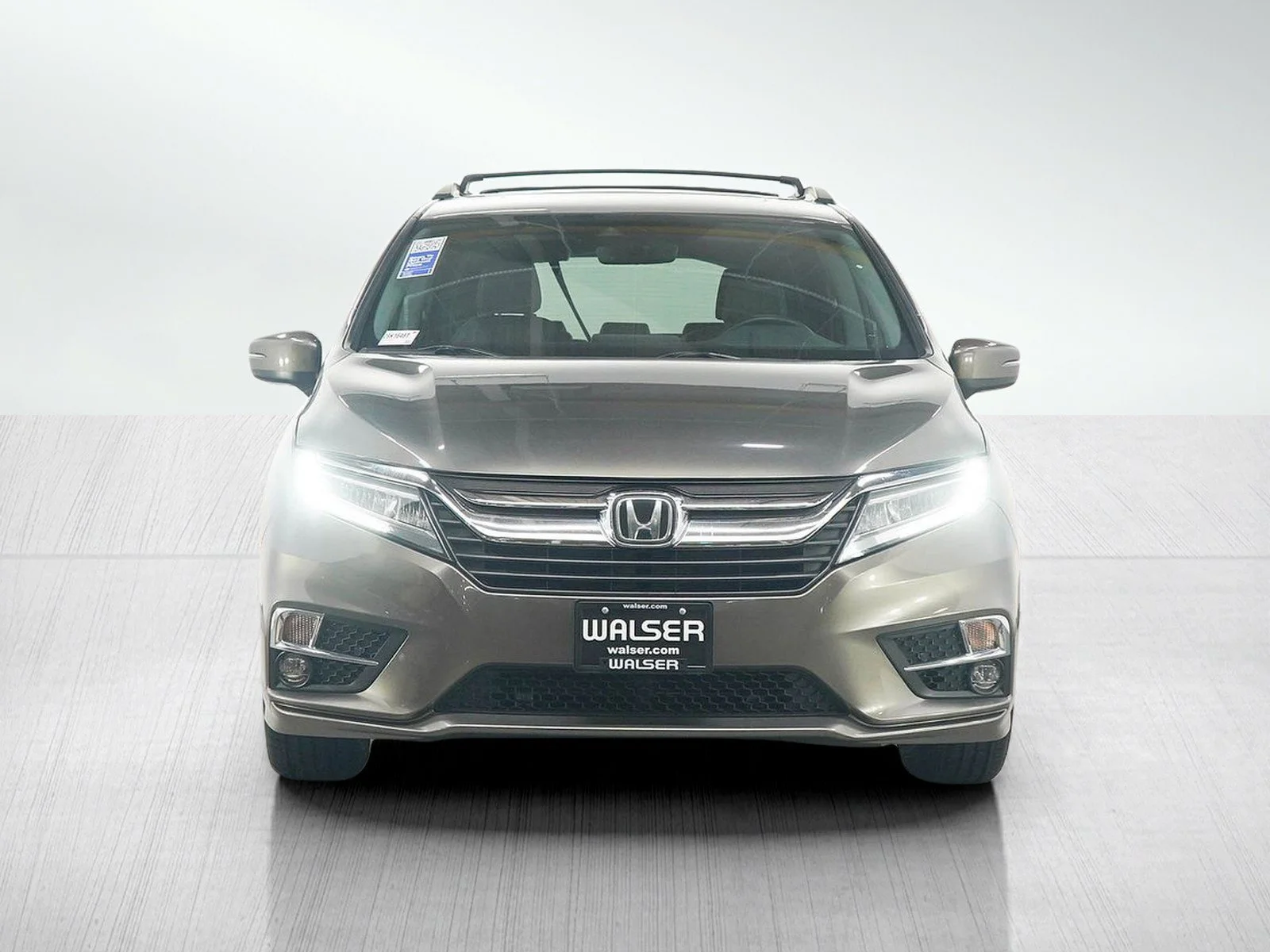 Used 2018 Pacific Pewter Metallic Honda Touring Auto image 10
