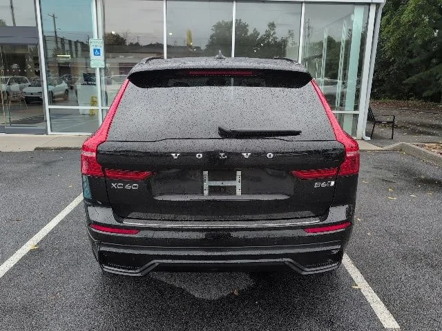 Used 2023 Black Volvo B6 Ultimate Dark Theme image 7