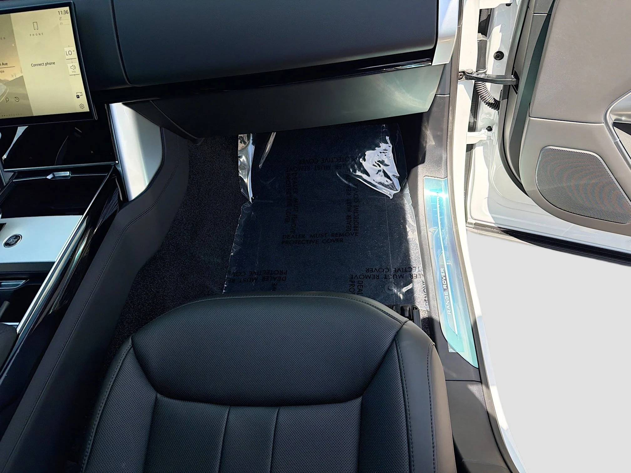 New 2026 Ostuni Pearl White Premium Metallic Land Rover SE image 18