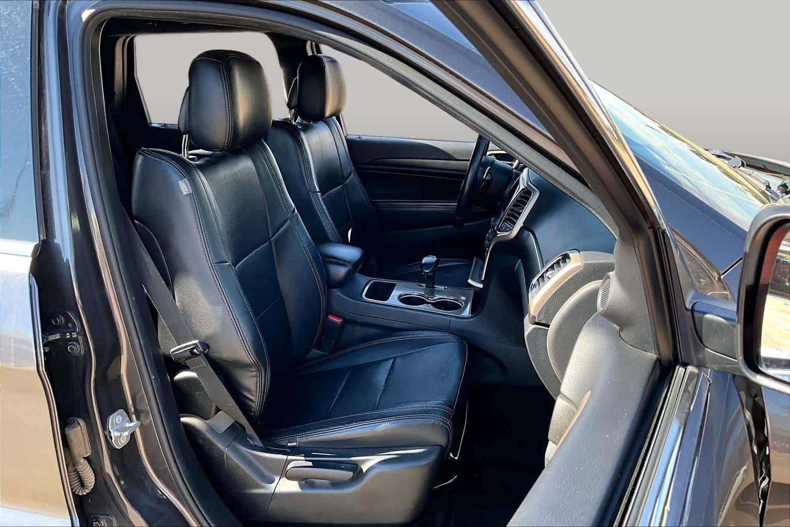 Used 2015 Granite Crystal Metallic Clearcoat Jeep Laredo image 9