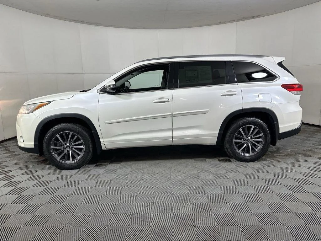 Used 2017 Blizzard Pearl Toyota XLE image 25