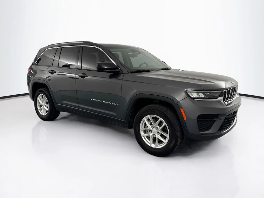 Used 2024 Gray Jeep Laredo X image 3